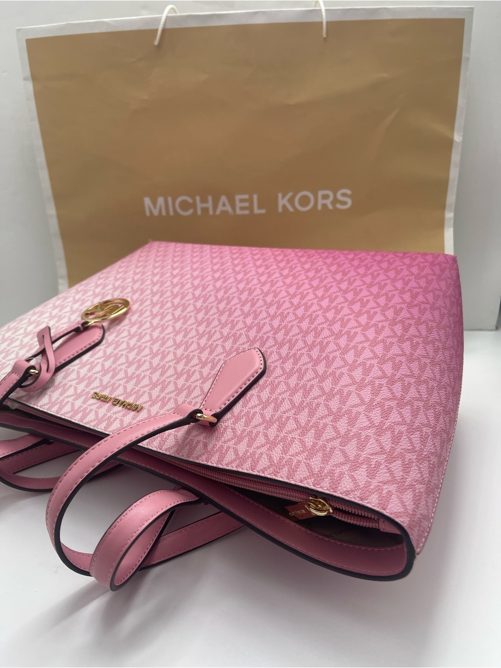 MICHAEL MICHAEL KORS SHEILA
CARNATION LG Multifunctional TOTE bag
Carnation
NWT - Picture 7 of 16